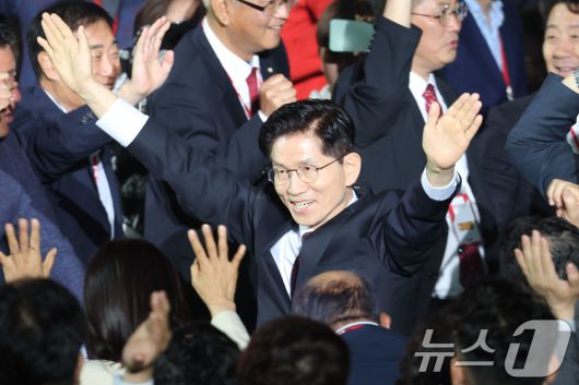 김문수 국민의힘 대선 경선 후보가 3일 경기 고양시 킨텍스에서 열린 5차 전당대회에 입장하고 있다. 2025.5.3/뉴스1 ⓒ News1 이광호 기자