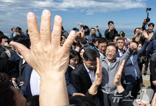 '골목골목 경청투어 : 동해안벨트편'에 나선 이재명 더불어민주당 대통령 후보가 3일 오후 강원 강릉시 안목해변에서 지지자들과 인사를 하고 있다. 2025.5.3/뉴스1 ⓒ News1 이재명 기자