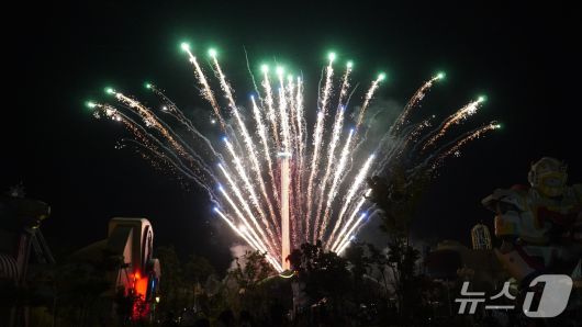 마산로봇랜드가 불꽃놀이를 진행하고 있다.(마산로봇랜드 제공)