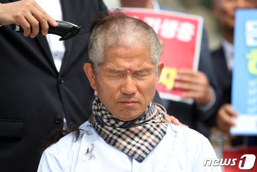 김문수 전 경기도지사가 17일 오전 서울 종로구 청와대 분수대 앞에서 조국 법무부장관 퇴진과 문재인 대통령 하야를 촉구하며 삭발을 하고 있다. 2019.9.17/뉴스1 ⓒ News1 오대일 기자