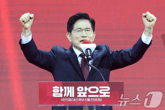 제21대 대통령선거 국민의힘 후보자로 선출된 김문수 후보가 3일 경기 고양시 킨텍스에서 열린 5차 전당대회에서 수락연설을 하고 있다. 2025.5.3/뉴스1 ⓒ News1 이광호 기자