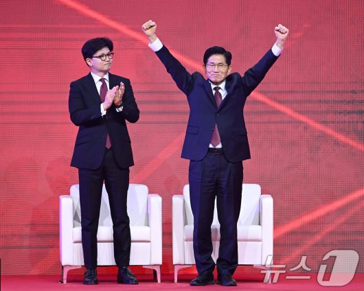 김문수 국민의힘 대통령 후보가 3일 경기 고양시 킨텍스에서 열린 5차 전당대회에서 최종 후보로 확정된 뒤 두손을 번쩍 들고 있다. 왼쪽은 손뼉치는 한동훈 대선 경선 후보. (공동취재) 2025.5.3/뉴스1 ⓒ News1 이광호 기자
