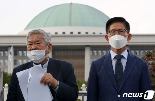 서경석 목사와 김문수 전 경기도지사를 비롯한 시민단체 회원들이 30일 오후 서울 여의도 국회 앞에서 열린 개천절 집회 금지 통고 관련 입장발표 기자회견을 하고 있다. 2020.9.30/뉴스1 ⓒ News1 이동해 기자