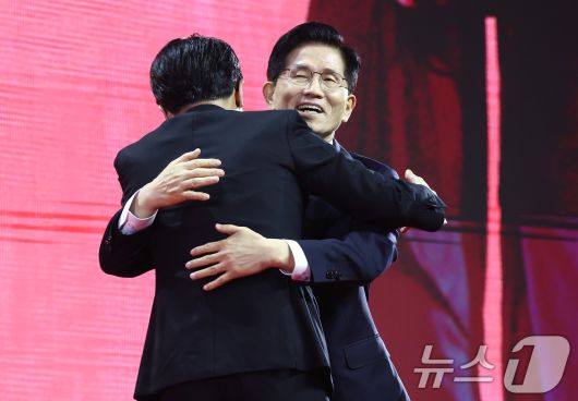 국민의힘 김문수, 한동훈 대선 경선 후보가 3일 경기 고양시 킨텍스에서 열린 5차 전당대회에서 포옹하고 있다. 2025.5.3/뉴스1 ⓒ News1 김민지 기자