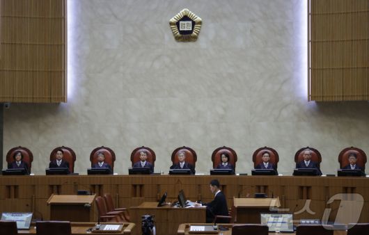 조희대 대법원장을 비롯한 대법관들이 1일 오후 더불어민주당 이재명 대선 후보의 공직선거법 사건 전원합의체 선고를 위해 서울 서초구 대법원 대법정에 입장해 있다. 2025.5.1/뉴스1 ⓒ News1 사진공동취재단