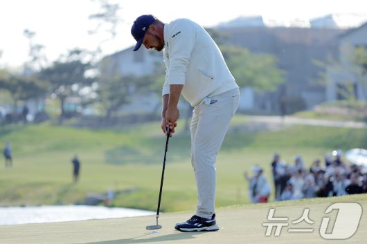 4일 인천 연수구 잭니클라우스 골프클럽에서 열린 LIV골프 코리아 파이널라운드에서 크러셔스 GC의 브라이슨 디섐보가 18번 홀에서 우승을 확정 짓는 퍼팅을 하고 있다. 크러셔스 GC의 찰스 하웰 3세는 2위, 스매시 GC의 테일러 구치가 3위를 차지했다. 2025.5.4/뉴스1 ⓒ News1 박정호 기자