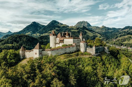 그뤼에르 고성 언덕 기슭에 자리한 라 메종 뒤 그뤼에르(스위스정부관광청 제공)
