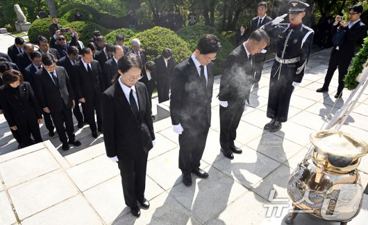김문수 국민의힘 대통령 후보가 4일 오전 서울 동작구 국립 서울현충원 이승만 전 대통령 묘역을 찾아 묵념하고 있다. (공동취재) 2025.5.4/뉴스1 ⓒ News1 안은나 기자