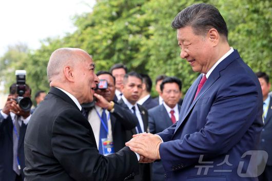 시진핑 중국 국가 주석이 17일(현지시간) 프놈펜의 왕궁에서 노르돔 시하모니 캄보디아 국왕과 만나 악수를 하고 있다. 2025.04.18 ⓒ AFP=뉴스1 ⓒ News1 우동명 기자