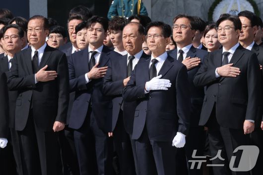 김문수 국민의힘 대통령 후보가 4일 오전 서울 동작구 국립서울현충원을 찾아 당 지도부와 현충탑 참배를 마친 뒤 국기에 대한 경례를 하고 있다. 2025.5.4/뉴스1 ⓒ News1 안은나 기자
