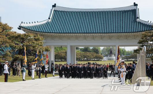 김문수 국민의힘 대통령 후보가 4일 오전 서울 동작구 국립서울현충원을 찾아 현충탑 참배를 위해 이동하고 있다. 2025.5.4/뉴스1 ⓒ News1 안은나 기자