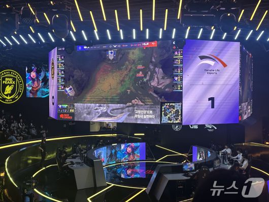 경기 화면 하단에 포스코 고망간강 광고가 나오고 있다 2025.04.30/뉴스1 ⓒ News1 금준혁 기자