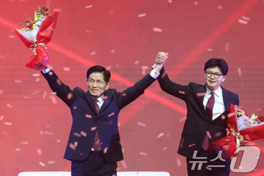 제21대 대통령선거 국민의힘 후보자로 선출된 김문수 후보가 3일 경기 고양시 킨텍스에서 열린 5차 전당대회에서 꽃다발을 들고 인사하고 있다. 2025.5.3/뉴스1 ⓒ News1 이광호 기자