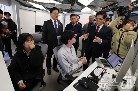 김문수 국민의힘 대선 후보가 지난 2월 5일 서울 강남구 이노베이션 아카데미에서 청년에게 새로운 기회를 주는 디지털(AI·SW) 교육 강화를 위한 고용노동부-과학기술정보통신부 업무협약 후 코딩스튜디오를 방문해 교육생과 대화를 나누고 있다. 2025.2.5/뉴스1 ⓒ News1 박세연 기자