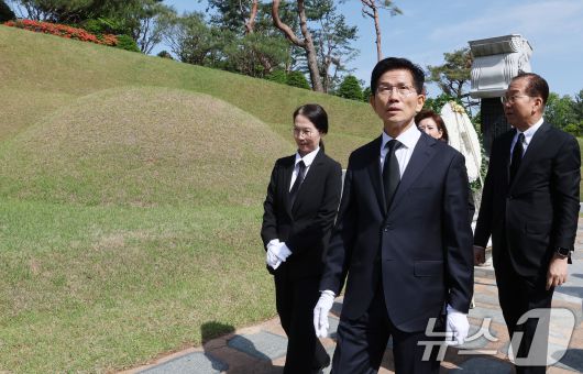 김문수 국민의힘 대통령 후보가 4일 오전 서울 동작구 국립서울현충원을 찾아 김대중 전 대통령 묘역을 참배한 뒤 이동하고 있다. (공동취재) 2025.5.4/뉴스1 ⓒ News1 안은나 기자