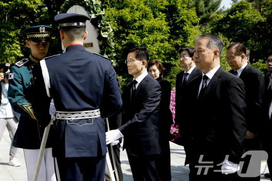 김문수 국민의힘 대통령 후보가 4일 오전 서울 동작구 국립서울현충원 박정희 전 대통령 묘역을 찾아 헌화하고 있다. (공동취재) 2025.5.4/뉴스1 ⓒ News1 안은나 기자