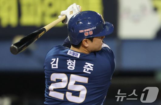 24일 오후 서울 송파구 잠실야구장에서 열린 프로야구 '2024 신한 SOL 뱅크 KBO리그' NC 다이노스와 두산 베어스의 경기, 6회초 2사 2루 상황에서 NC 김형준이 1타점 적시타를 치고 있다. 2024.9.24/뉴스1 ⓒ News1 김도우 기자