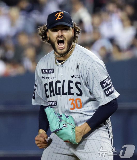 9일 오후 서울 송파구 잠실야구장에서 열린 프로야구 '2025 신한 SOL 뱅크 KBO리그' 한화 이글스와 두산 베어스의 경기에서 한화 선발투수 폰세가 6회말 실점 위기를 막아낸 후 포효하고 있다. 2025.4.9/뉴스1 ⓒ News1 오대일 기자