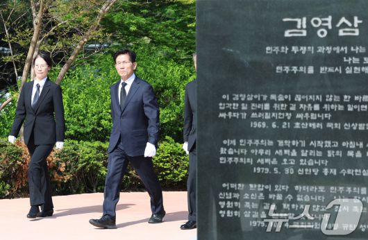 김문수 국민의힘 대통령 후보가 4일 오전 서울 동작구 국립서울현충원을 찾아 김영삼 전 대통령 묘역으로 이동하고 있다. (공동취재) 2025.5.4/뉴스1 ⓒ News1 안은나 기자