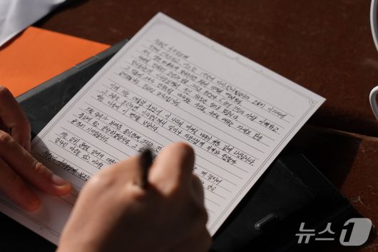 개혁신당은 4일 오전 광주 5.18 민주묘지를 참배했다. 이날 이준석 대선후보를 포함한 개혁신당 당원은 손편지를 1027기 묘역에 전달하고 이들을 추모했다. (이준석 캠프 제공)