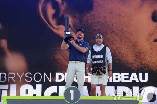 4일 인천 연수구 잭니클라우스 골프클럽에서 열린 LIV골프 코리아 파이널라운드에서 개인 우승을 차지한 크러셔스 GC의 브라이슨 디섐보가 포디움에 올라 트로피를 들어 보이고 있다. 2025.5.4/뉴스1 ⓒ News1 박정호 기자