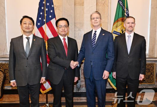 주요 20개국(G20) 재무장관회의 및 국제통화금융위원회(IMFC)'에 참석차 미국 워성턴D.C.를 방문중인 최상목 부총리 겸 기획재정부 장관이 안덕근 산업통상자원부 장관과 함께 24일(현지시간) 미국 재무부에서 열린 '한-미 2+2 통상협의(Trade Consultation)' 참석, 스콧 베센트 미국재무장관, 제이미슨 그리어 미국무역대표부(USTR) 대표와 회의시작에 앞서 기념사진을 촬영하고 있다. (기획재정부 제공. 재판매 및 DB 금지) 2025.4.24/뉴스1 ⓒ News1 김명섭 기자