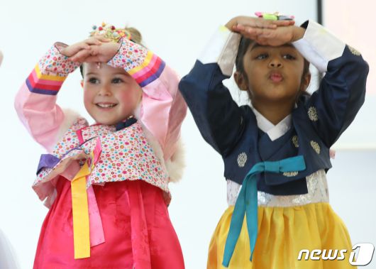 설 명절을 앞둔 21일 울산시 동구 현대외국인학교에서 열린 '설 명절 전통문화 체험' 행사에서 한복을 입은 외국인 학생들이 세배를 배우고 있다. 2020.1.21/뉴스1 ⓒ News1 윤일지 기자