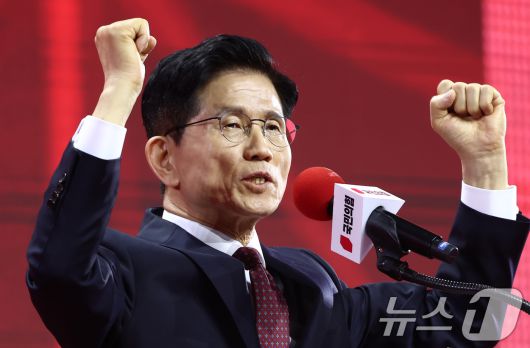 김문수 국민의힘 대통령 후보가 3일 경기 고양시 킨텍스에서 열린 5차 전당대회에서 최종 후보로 확정된 뒤 수락연설을 하고 있다. 2025.5.3/뉴스1 ⓒ News1 김민지 기자