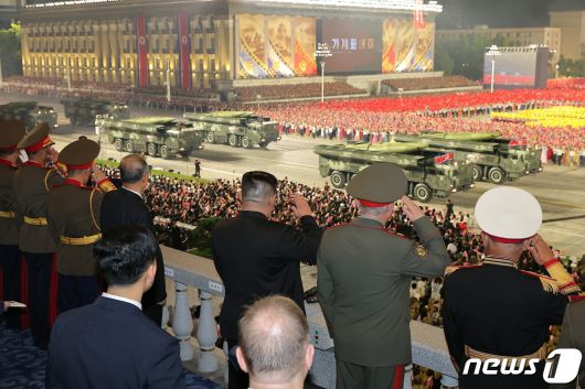 (평양 노동신문=뉴스1) = 조국해방전쟁(한국전쟁) 승리 70돌(전승절)을 맞아 김일성광장에서 열병식이 개최되는 모습. [국내에서만 사용가능. 재배포 금지. DB 금지. For Use Only in the Republic of Korea. Redistribution Prohibited] rodongphoto@news1.kr