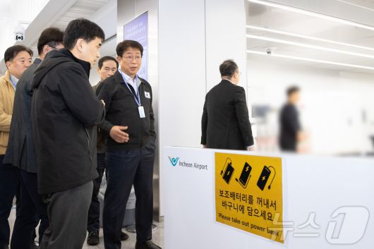 박상우 국토교통부 장관이 1일 오전 인천국제공항 제1터미널을 찾아 5월 연휴기간 공항 내 혼잡관리 상황과 보조배터리 안전관리 실태 등을 점검하고 있다. (국토교통부 제공. 재판매 및 DB 금지) 2025.5.1/뉴스1