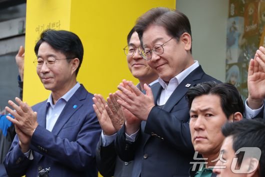 이재명 더불어민주당 대통령 후보가 2차 골목골목 경청투어에 나선 5일 오후 경기 양평군 양평시장에서 즉흥 연설하고 있다. 2025.5.5/뉴스1 ⓒ News1 안은나 기자