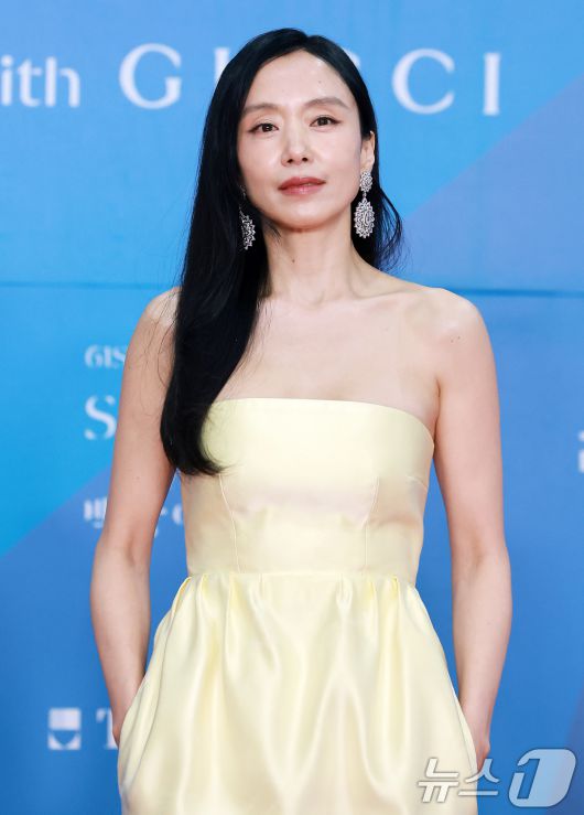 배우 전도연이 어린이날인 5일 오후 서울 강남구 코엑스에서 열린 '61회 백상예술대상' 레드카펫에서 포즈를 취하고 있다. 2025.5.5/뉴스1 ⓒ News1 김진환 기자