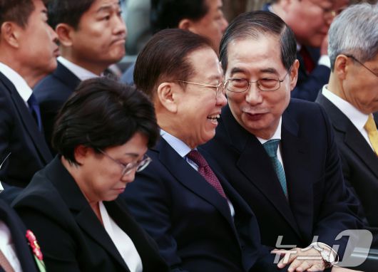 한덕수 무소속 대통령 선거 예비후보가 5일 오전 서울 종로구 조계사에서 열린 불기 2569년 부처님오신날 봉축법요식에 참석해 권영세 국민의힘 비상대책위원장과 대화하고 있다. 2025.5.5/뉴스1 ⓒ News1 김민지 기자