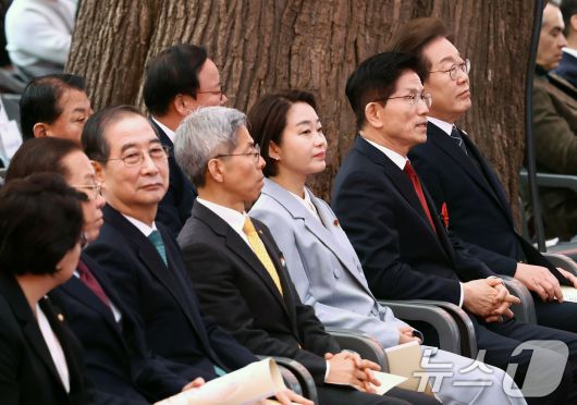 이재명 더불어민주당 대통령 후보(오른쪽부터)와 김문수 국민의힘 대통령 후보, 한덕수 무소속 대통령 선거 예비 후보(왼쪽 세번째)가 5일 오전 서울 종로구 조계사에서 열린 불기 2569년 부처님오신날 봉축법요식에 참석해 자리하고 있다. 2025.5.5/뉴스1 ⓒ News1 김민지 기자