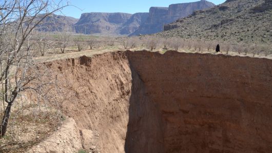 이란 남부 파르스 지방의 거대 싱크홀. 대규모 지하수 손실로 인한 지반 침하의 결과다.(사진 출처: Mahdi Motagh)
