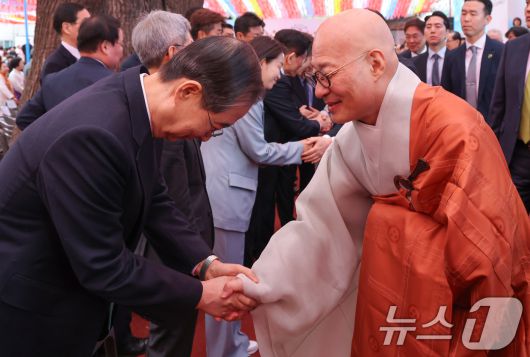 한덕수 무소속 대통령 선거 예비후보가 5일 서울 종로구 조계사에서 열린 불기 2569년 부처님오신날 봉축법요식에 참석, 조계종 총무원장 진우스님과 인사하고 있다. (조계종 제공. 재판매 및 DB 금지) 2025.5.5/뉴스1 ⓒ News1 김민지 기자