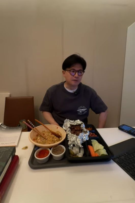 한동훈 전 대표가 5일 라이브 방송을 진행하고 있다. (한 전 대표 유튜브 라이브 방송 갈무리)