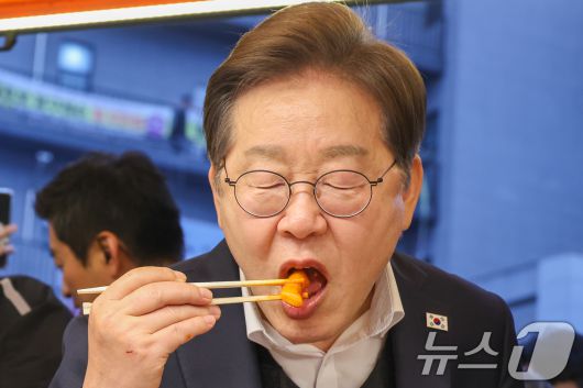 이재명 더불어민주당 대통령 후보가 2차 골목골목 경청투어에 나선 5일 오후 충북 진천군의 혁신도시 상가를 찾아 떡볶이를 먹고 있다. 2025.5.5/뉴스1 ⓒ News1 안은나 기자