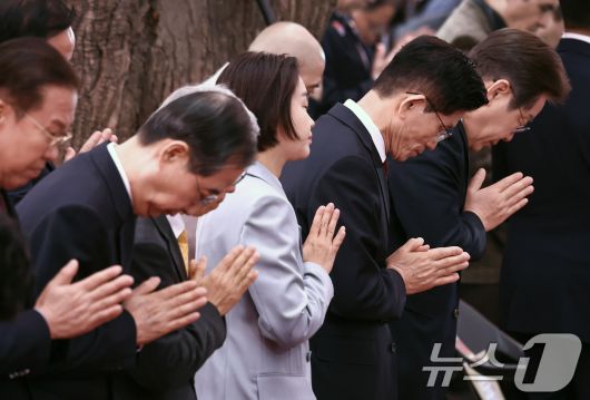 김문수 국민의힘 대통령 후보와 이재명 더불어민주당 대통령 후보가 5일 오전 서울 종로구 조계사에서 열린 불기 2569년 부처님오신날 봉축법요식에 참석해 합장하고 있다. 왼쪽 두번째는 한덕수 무소속 대통령 선거 예비후보. 2025.5.5/뉴스1 ⓒ News1 김민지 기자
