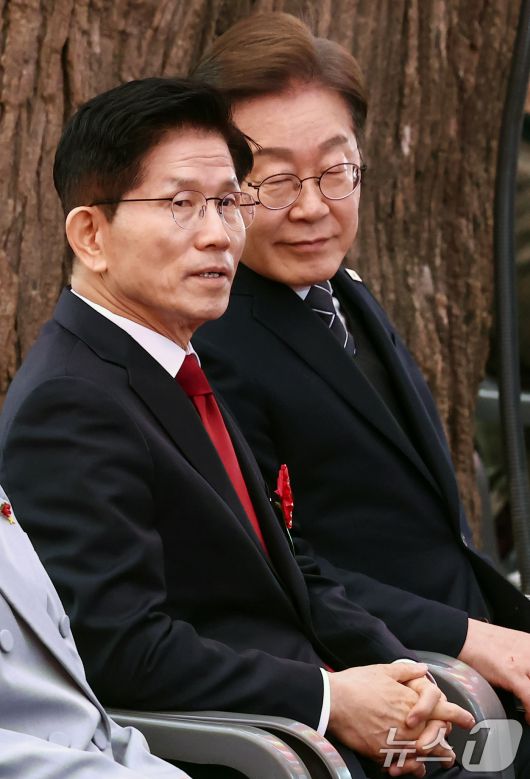 김문수 국민의힘 대통령 후보와 이재명 더불어민주당 대통령 후보가 5일 오전 서울 종로구 조계사에서 열린 불기 2569년 부처님오신날 봉축법요식에 참석해 자리하고 있다. 2025.5.5/뉴스1 ⓒ News1 김민지 기자