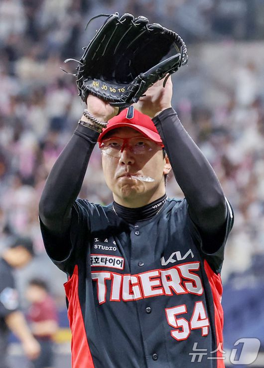 15일 오후 서울 구로구 고척스카이돔에서 열린 프로야구 '2024 신한 SOL Bank KBO리그' KIA 타이거즈와 키움 히어로즈와의 경기 7회말 2사 주자 2루 상황에서 KIA 선발 양현종이 키움 이주형을 플라이 아웃으로 잡아내며 이닝을 마친 뒤 더그아웃으로 향하며 팬들에게 인사하고 있다. 2024.8.15/뉴스1 ⓒ News1 민경석 기자