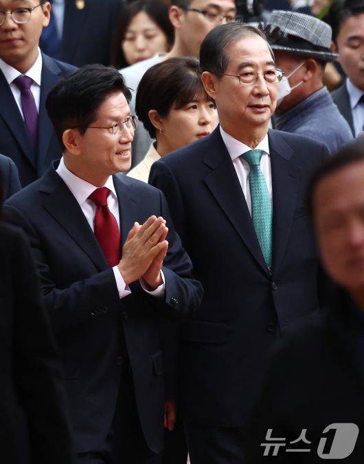 김문수 국민의힘 대통령 후보(왼쪽)와 한덕수 무소속 대통령 선거 예비후보가 5일 오전 서울 종로구 조계사에서 열린 불기 2569년 부처님오신날 봉축법요식에 참석하고 있다. 2025.5.5/뉴스1 ⓒ News1 김민지 기자