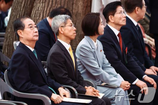 한덕수 무소속 대통령 선거 예비후보가 5일 오전 서울 종로구 조계사에서 열린 불기 2569년 부처님오신날 봉축법요식에 참석해 자리하고 있다. 오른쪽 두번째는 김문수 국민의힘 대통령 후보. 2025.5.5/뉴스1 ⓒ News1 김민지 기자