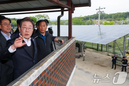 이재명 더불어민주당 대통령 후보가 2차 골목골목 경청투어에 나선 5일 오후 경기 여주시 구양리를 찾아 태양광 시설을 둘러보고 있다. 2025.5.5/뉴스1 ⓒ News1 안은나 기자