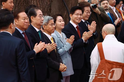 이재명 더불어민주당 대통령 후보(오른쪽부터)와 김문수 국민의힘 대통령 후보, 한덕수 무소속 대통령 선거 예비 후보 등 참석자들이 5일 오전 서울 종로구 조계사에서 열린 불기 2569년 부처님오신날 봉축법요식에서 합장하고 있다. 왼쪽 세번째는 한덕수 무소속 대통령 선거 예비후보. 2025.5.5/뉴스1 ⓒ News1 김민지 기자