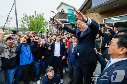 이재명 더불어민주당 대통령 후보가 2차 골목골목 경청투어에 나선 5일 오후 경기 여주시 구양리 마을회관을 찾아 즉흥 연설을 하기 전 인사하고 있다. 2025.5.5/뉴스1 ⓒ News1 안은나 기자