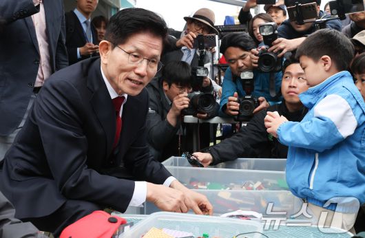 김문수 국민의힘 대통령 후보가 5일 서울 종로구 광화문광장육조마당에서 열린 가족 동행 축제 '펀펀한 광화문광장'을 방문해 어린이들과 블럭 모자를 만들고 있다. 2025.5.5/뉴스1 ⓒ News1 허경 기자