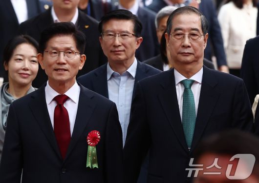 김문수 국민의힘 대통령 후보(왼쪽)와 한덕수 무소속 대통령 선거 예비후보가 5일 오전 서울 종로구 조계사에서 열린 불기 2569년 부처님오신날 봉축법요식에 참석하고 있다. 2025.5.5/뉴스1 ⓒ News1 김민지 기자