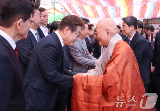 이재명 더불어민주당 대통령 후보가 5일 서울 종로구 조계사에서 열린 불기 2569년 부처님오신날 봉축법요식에 참석, 조계종 총무원장 진우스님과 인사하고 있다. (조계종 제공. 재판매 및 DB 금지) 2025.5.5/뉴스1 ⓒ News1 김민지 기자