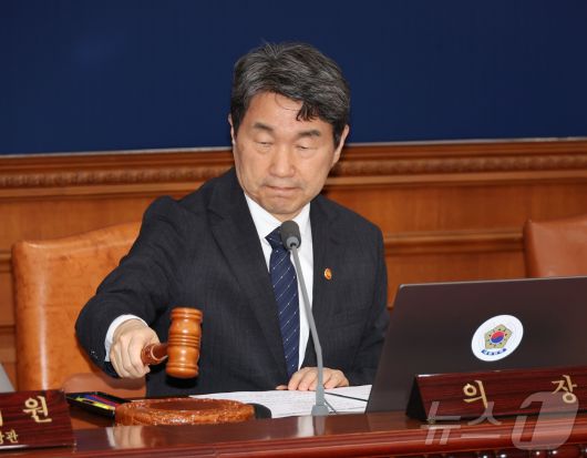 이주호 대통령 권한대행 부총리 겸 교육부 장관이 2일 서울 종로구 정부서울청사에서 열린 국무회의에서 의사봉을 두드리고 있다. (교육부 제공, 재판매 및 DB 금지) 2025.5.2/뉴스1 ⓒ News1 임세영 기자